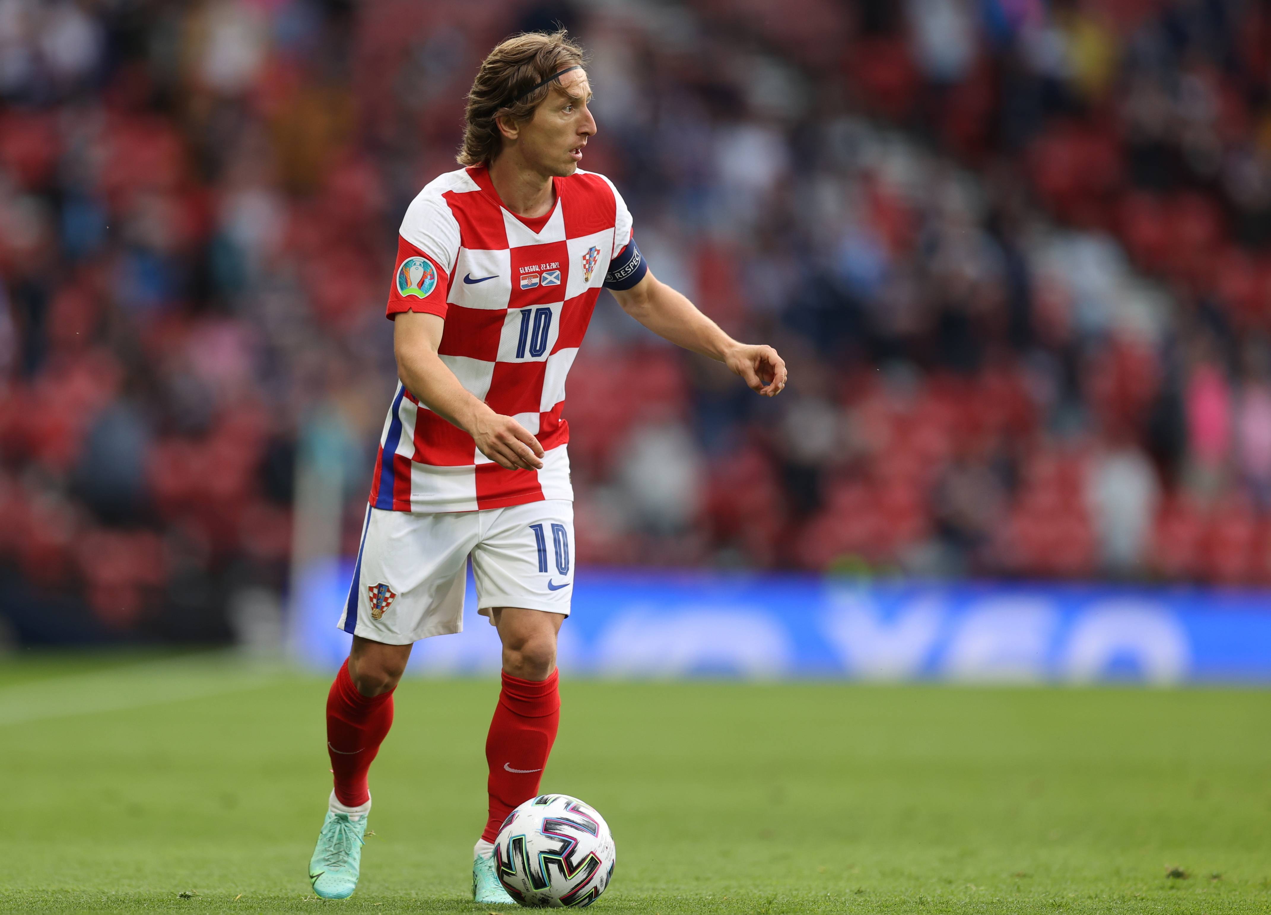 反对者抨击拉波尔塔：诺坎普还没完工，你们到底在庆祝什么？