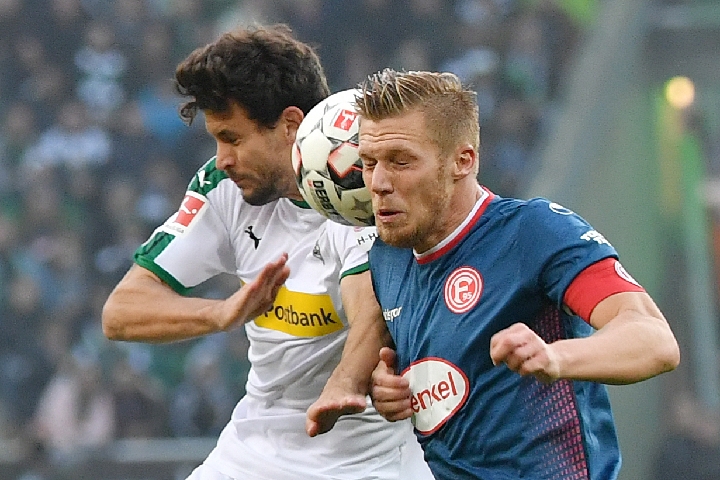 阿根廷球员看女儿球赛时与他人发生争执，被汽车钥匙刺伤头部